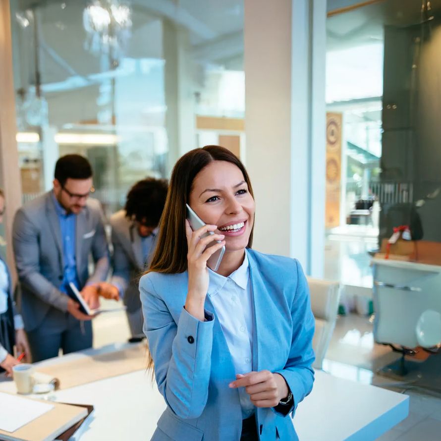 Chica hablando con su teléfono móvil con nosotros para pedirnos soluciones flexibles ante tiempos cambiantes