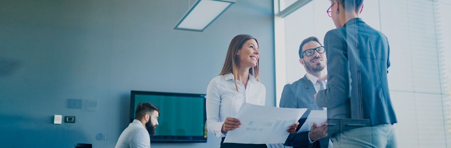 Equipo de trabajo comparten un gráfico en el que comprueban sus resultados desde que son partners de Arsys