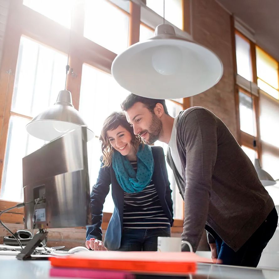 Dos compañeros frente a un ordenador analizando su solución de SAP HANA