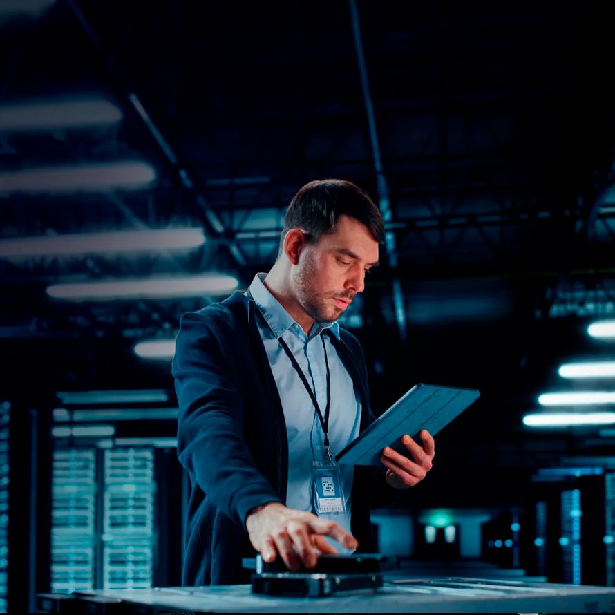 Administrador de sistemas concentrado en su tablet para optimizar plataformas y asegurar su trayectoria