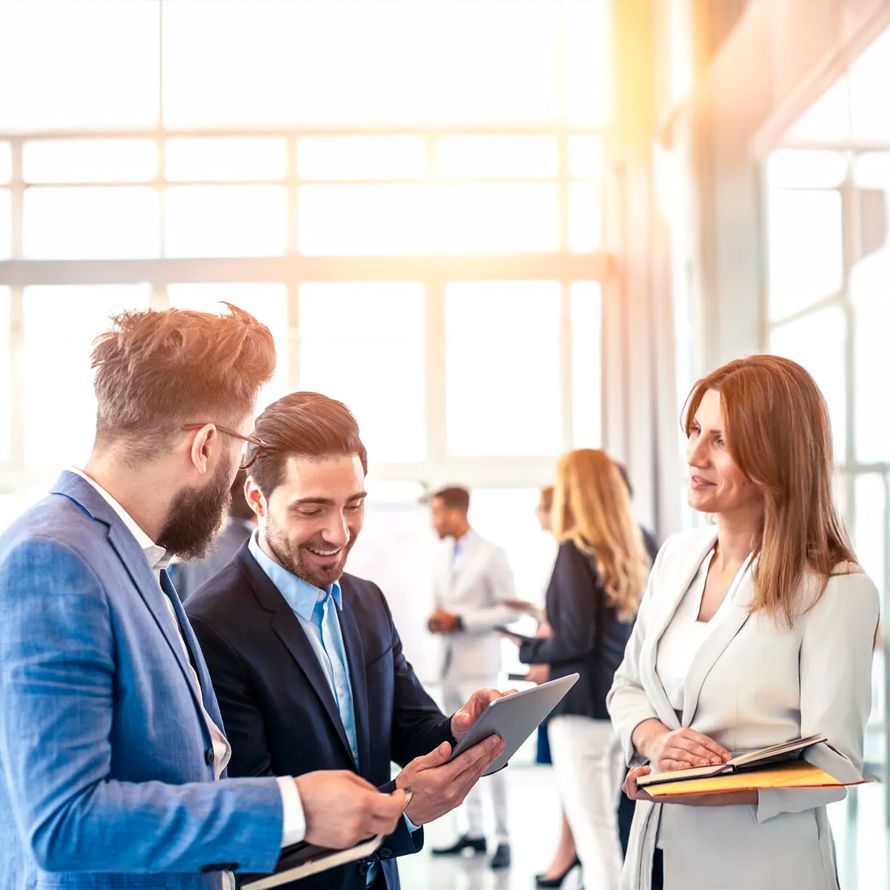 Compañeros de trabajo satisfechos porque tienen Kasten K10 Veeam, el backup nativo para entornos de Kubernetes