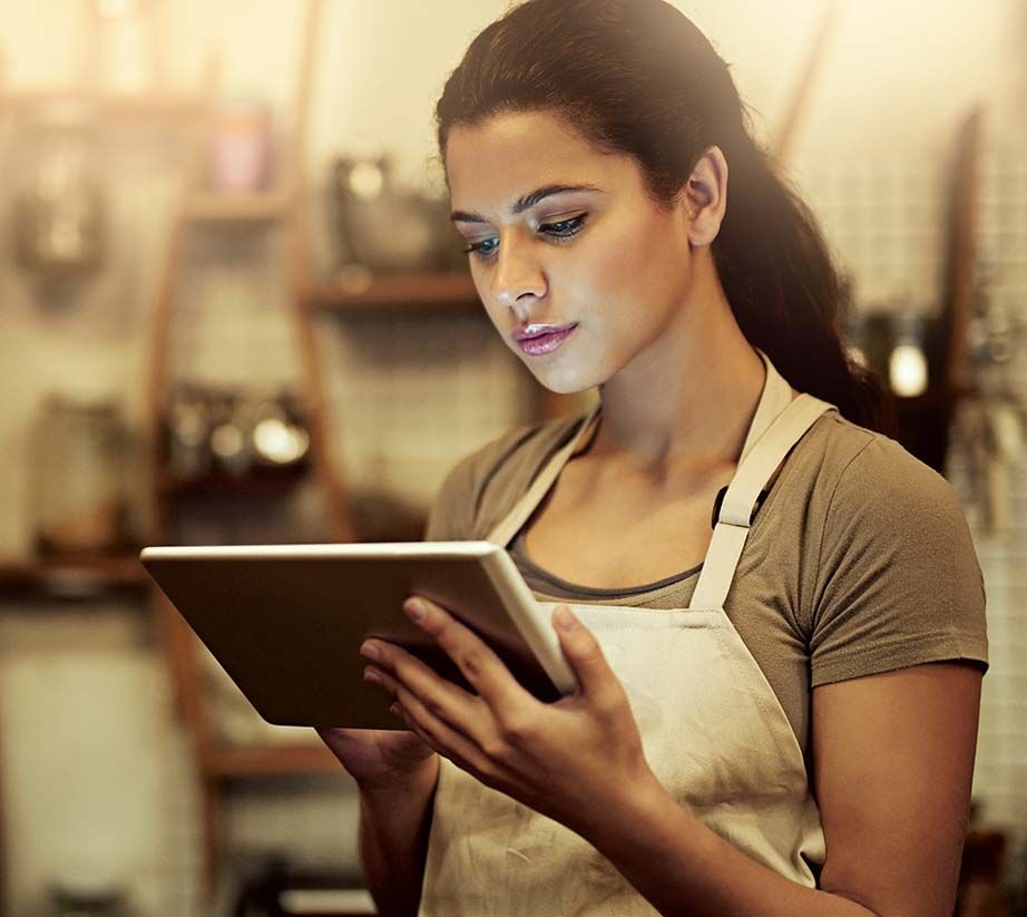 Chica revisa los pedidos de su página web que ha hecho gracias al Kit Digital