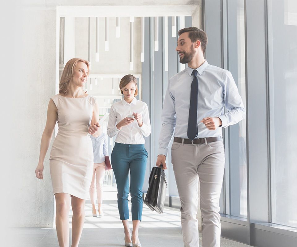 Profesionales caminando por el centro de datos de Arsys
