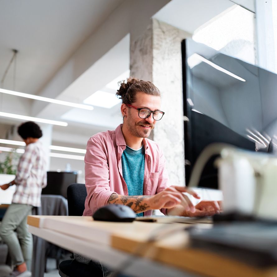 Chico comprueba los recursos de nuestros planes de Hosting