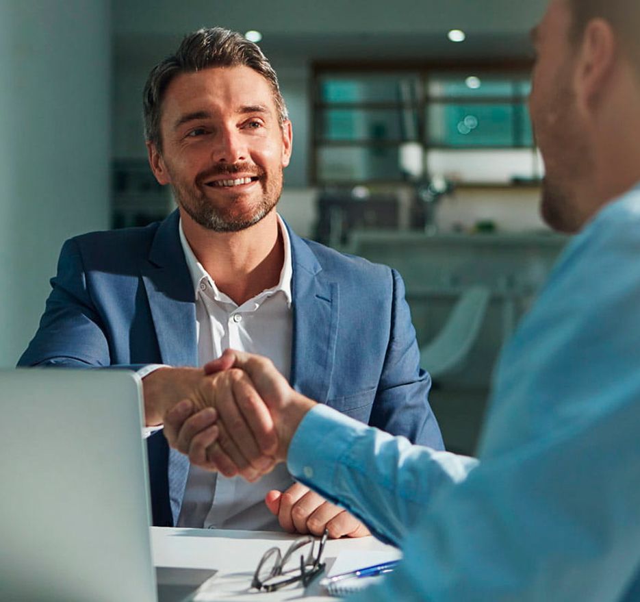 Dos hombres se dan un apretón de manos cerrando un acuerdo