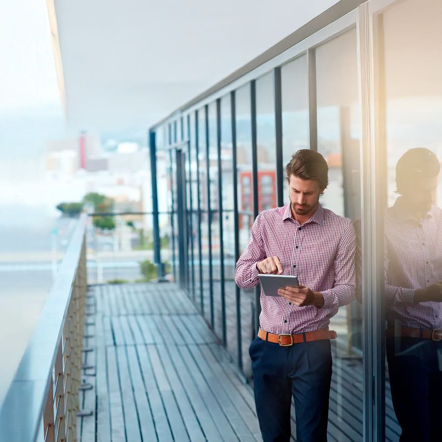 Chico lee en su tablet sobre el compromiso de Arsys con la sostenibilidad y la responsabilidad social corporativa