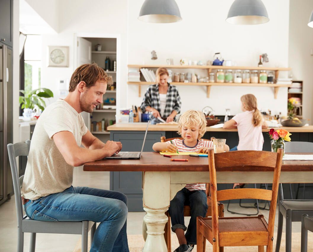 Familia feliz en la cocina de su casa