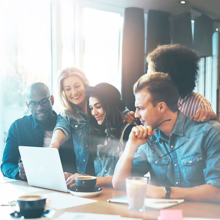 Gente joven sonriendo y compartiendo información