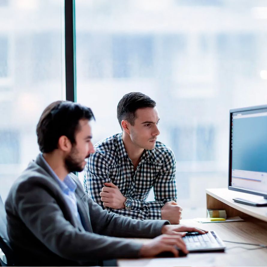 Dos chicos consultan información sobre Gaia-X en su ordenador