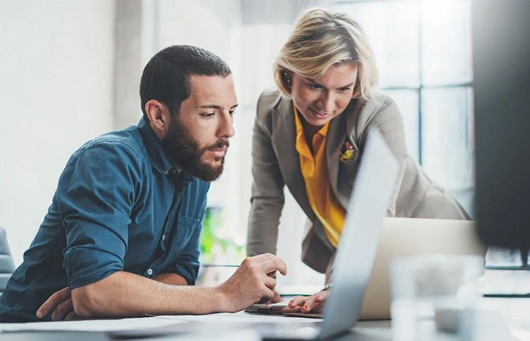 Dos personas consultan información sobre Gaia-X en su ordenador