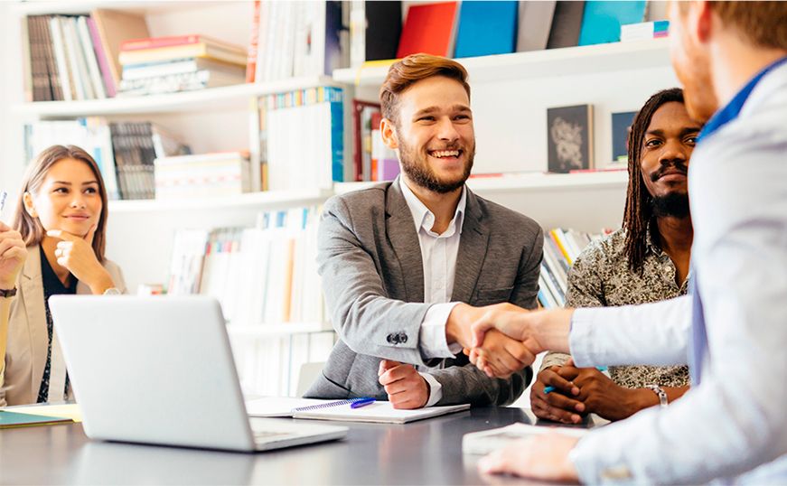 Apretón de manos durante una reunión de trabajo porque se ha encontrado una solución innovadora