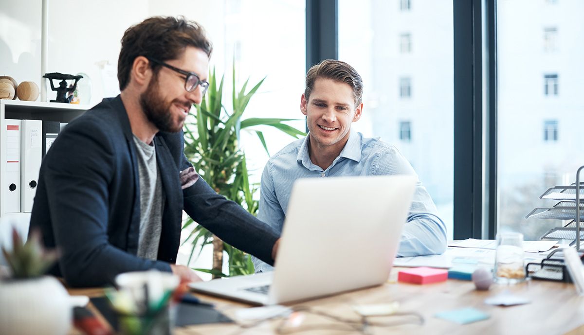 Manos tecleando en un portátil para acceder a su servicio de Arsys Webmail