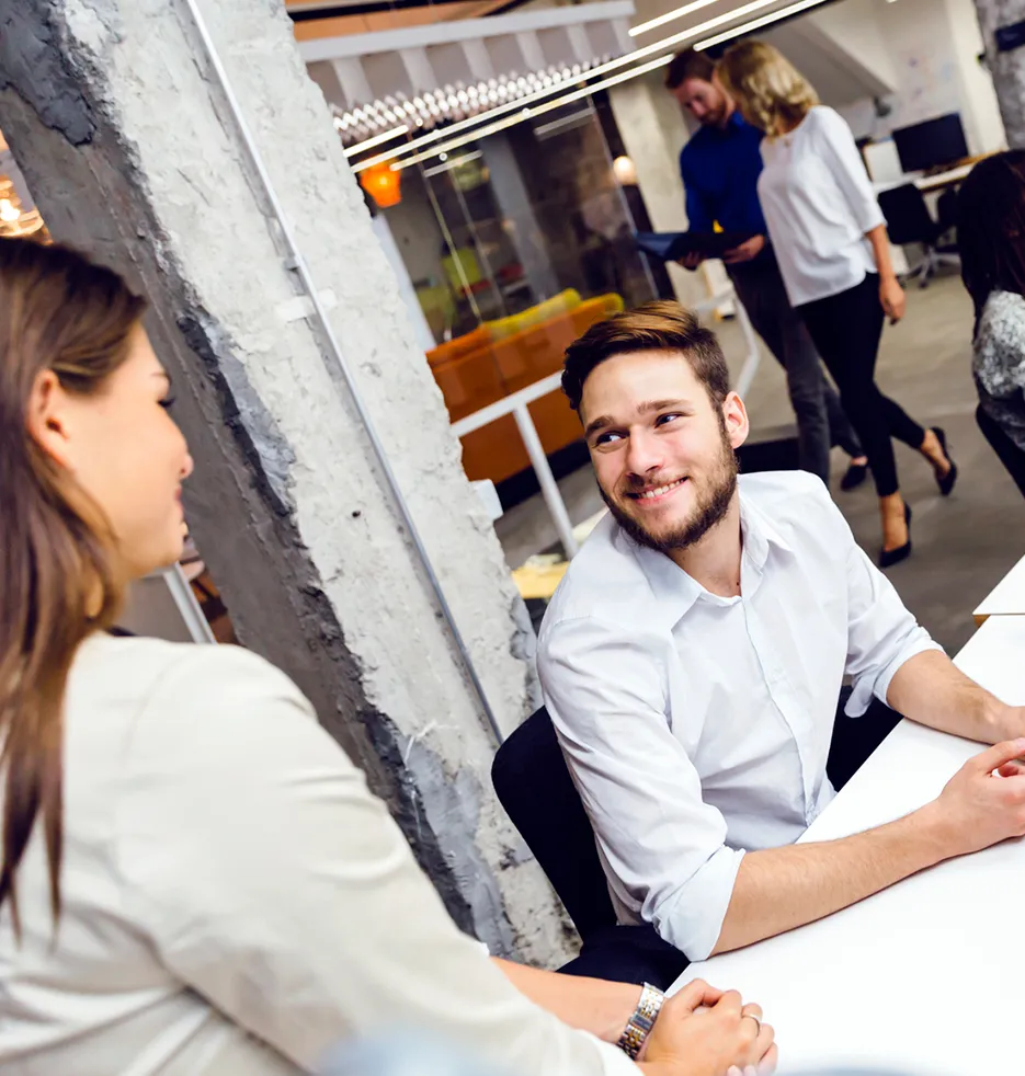 Chica sonríe ante los recursos de los servidores virtuales privados