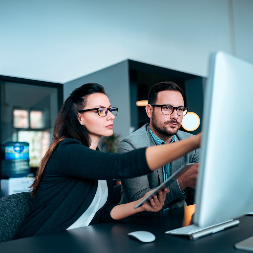 Compañeros de trabajo compartiendo resultados de sus VPS Multi