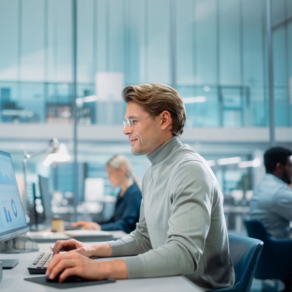 Chico concentrado en la pantalla de su ordenador con datos de n8n