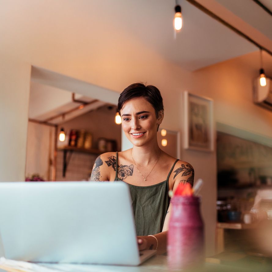 Chica contenta de poder comprobar la autenticidad de los emails que recibe