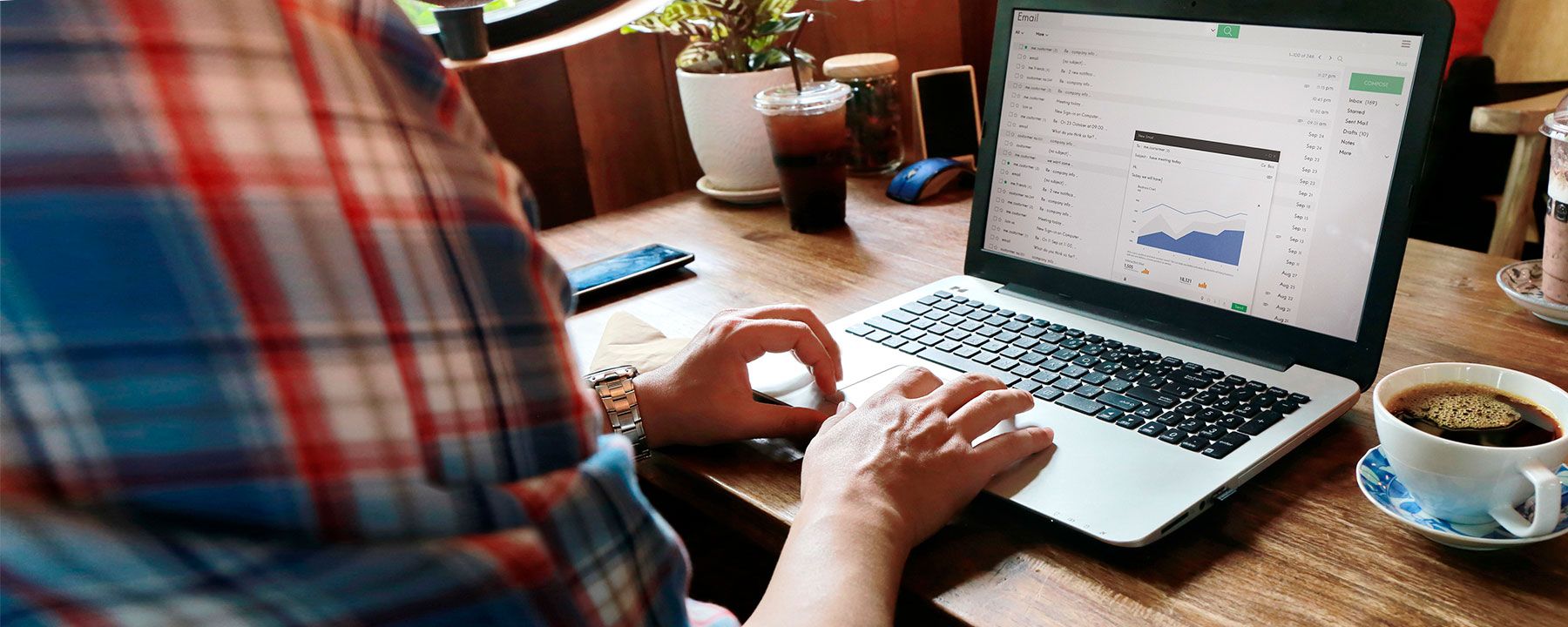 Manos tecleando el portátil para acceder a Arsys Webmail 